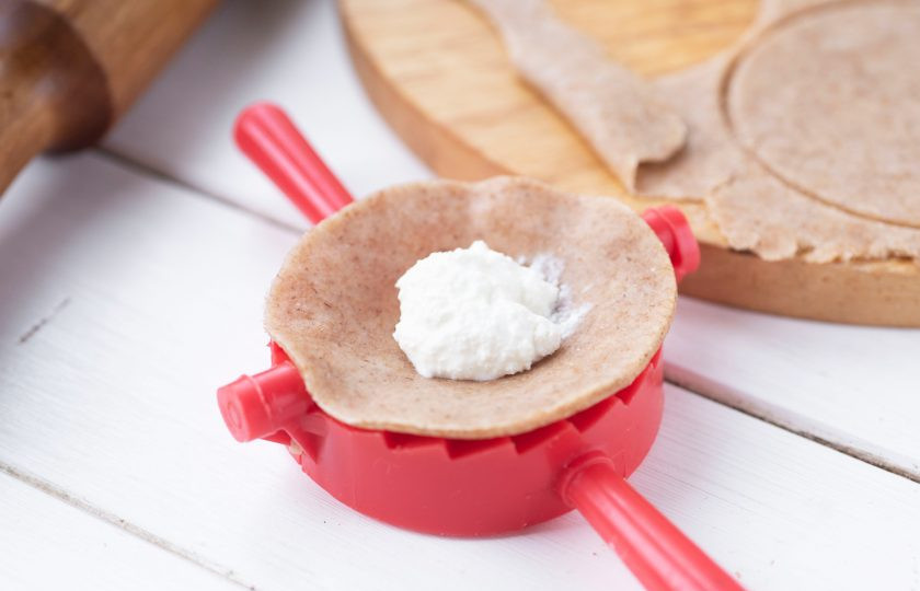 1. Этап. Диетические вареники: На центр каждого кружочка из теста выложите по одной чайной ложке творожной начинки. Я для изготовления вареников использую специальное приспособление.