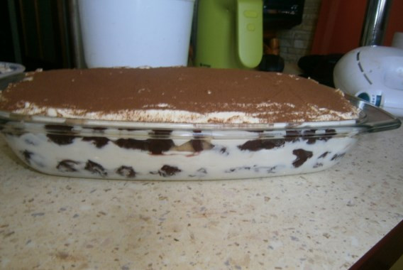 1. Этап. Тирамису с вишней: Вот так выглядит тирамису с вишней со стороны. Храните его в холодильнике до подачи.