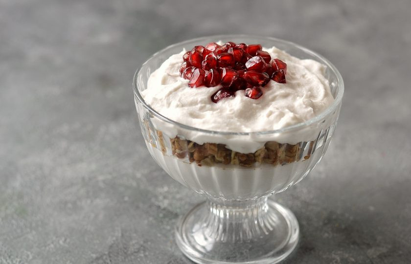 1. Этап. Кокосовое парфе: Выложите оставшийся кокосовый крем, сверху украсьте зернами граната. Уберите десерт охладиться на 1 час в холодильник.