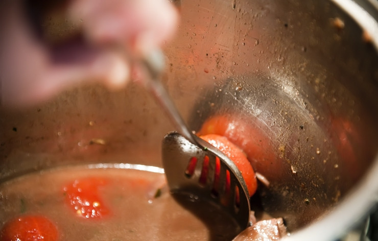 1. Этап. Говядина по-итальянски: 8. Когда вино с другими ингредиентами покипит в течение нескольких минут и алкоголь выйдет, добавьте помидоры и бульон. Верните в кастрюлю и говядину. Жидкости должно быть столько, чтобы оно покрыла все 