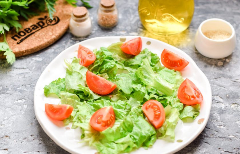 1. Этап. Салат из авокадо с ветчиной: На тарелку выложите чистые, порванные руками салатные листья. Черри ополосните и нарежьте дольками, выложите в салат.