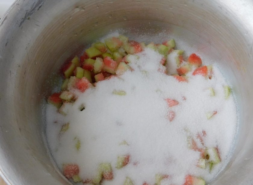 1. Этап. Варенье из арбузных корок с цитрусами: Засыпьте корки сахаром и оставьте до образования сока.