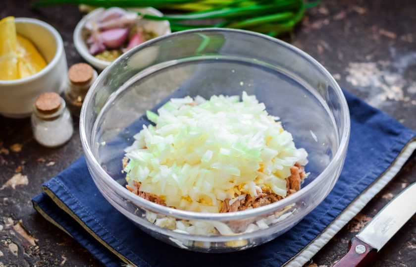 1. Этап. Паштет из тунца: Следом добавьте к рыбе маринованный лук, соль и перец по вкусу.