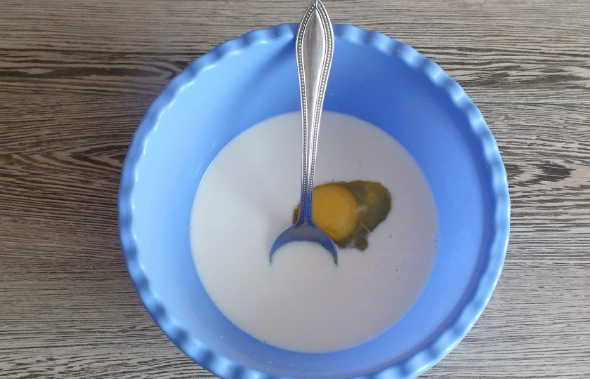 1. Этап. Булочки повышенной калорийности по ГОСТу: Добавьте яйцо. Хорошо его вмешайте.