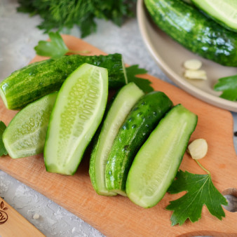 Малосольные огурчики с зеленью в пакете