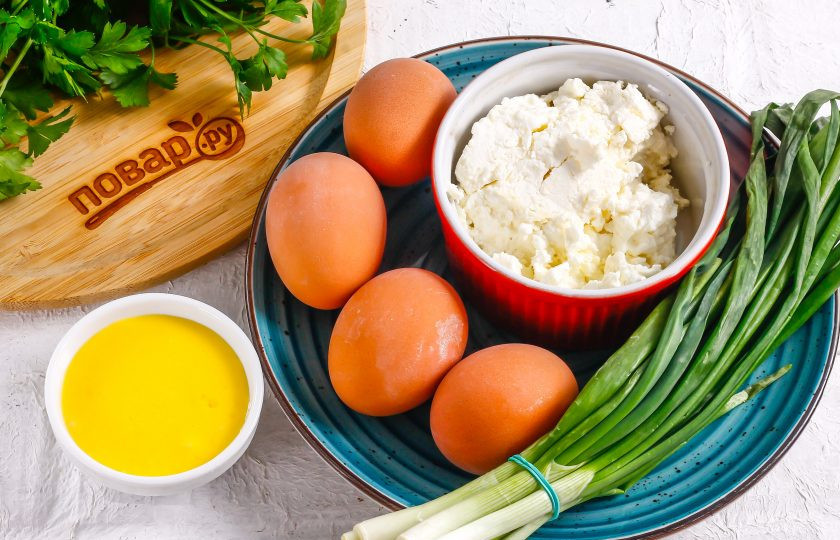 1. Этап. Яйца фаршированные творогом и зеленью: Подготовьте указанные ингредиенты. Куриные яйца заранее отварите в течение 12-15 минут и резко остудите в ледяной воде.