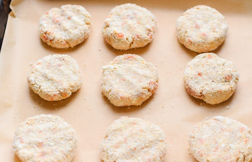 1. Этап. Творожное печенье с курагой: Сплюсните немного шарики и выложите на противень. Запекайте в духовке при температуре 170 градусов 20 минут.