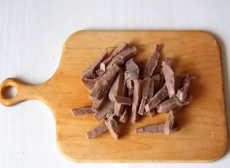 1. Этап. Муравьиная горка: Язык порежьте соломкой. Добавьте к луку.