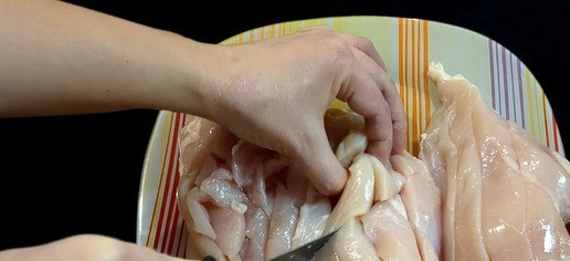 1. Этап. Тушеные куриные грудки в сливочном соусе: Сделайте горизонтальные и вертикальные надрезы на куриных грудках для равномерного приготовления.