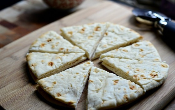 1. Этап. Чипсы из лепёшки: 2. А лепёшки разрежьте на равные кусочки, как на фотографии.