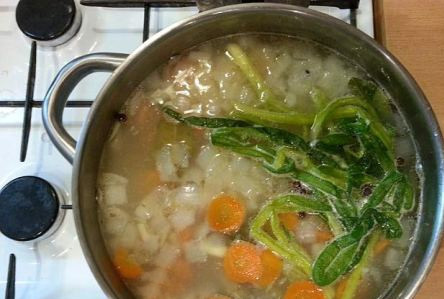 1. Этап. Уха по-царски: По прошествии 20 минут варки щуку тоже достаем, а отправляем судака, крупно порезанный лук, зеленый лук, морковку, чеснок, перец горошком. Варим еще минут 15-20.