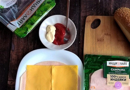 1. Этап. Хот-дог необычный: Пока жарятся котлеты, готовим всё для 