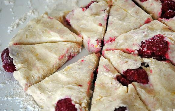 1. Этап. Булочки с малиной и лимонной глазурью: 4. Каждый прямоугольник разрезать на 8 квадратов, а их в свою очередь на 16 треугольников.