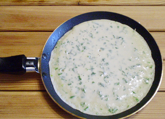 1. Этап. Блинчики с зеленью: 8. Первый раз смазываем кисточкой сковородку. Наливаем тесто и жарим до румяной корочки.