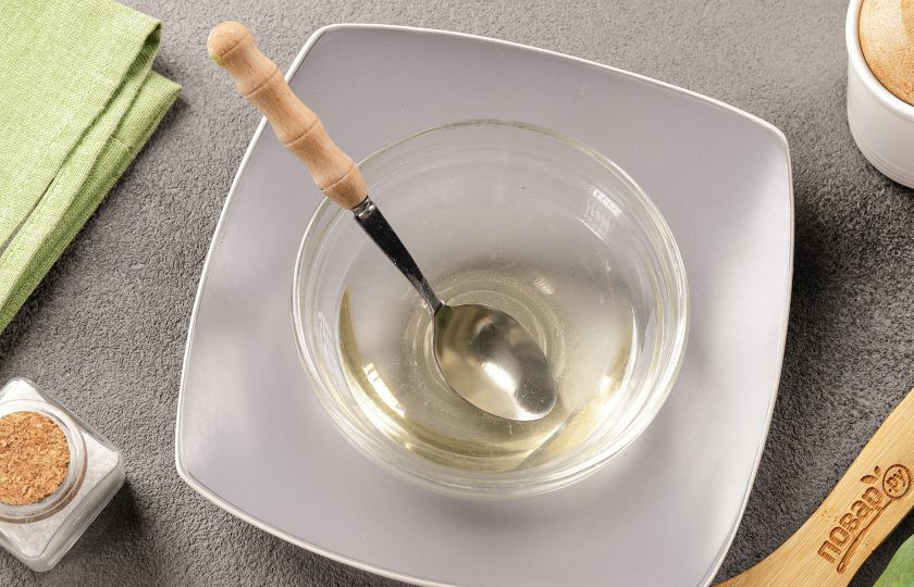 1. Этап. Суши-моти: Для заправки соедините сахар, соль и уксус. Прогрейте в микроволновке или на плите, не доводя до кипения, а просто чтобы растворились соль и сахар.