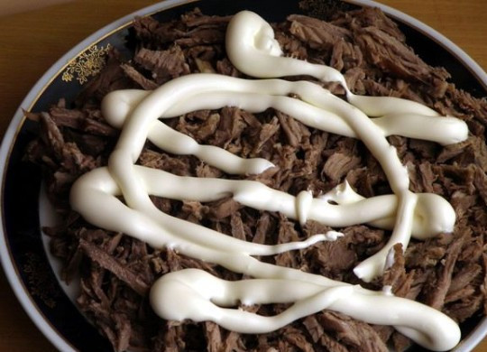 1. Этап. Салат с говядиной и гранатом: В салатник выкладываем мясо и покрываем майонезом.
