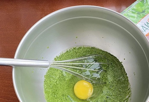 1. Этап. Шадлав: Затем по одному, добавляйте яйца, каждый раз перемешивайте венчиком до однородности.