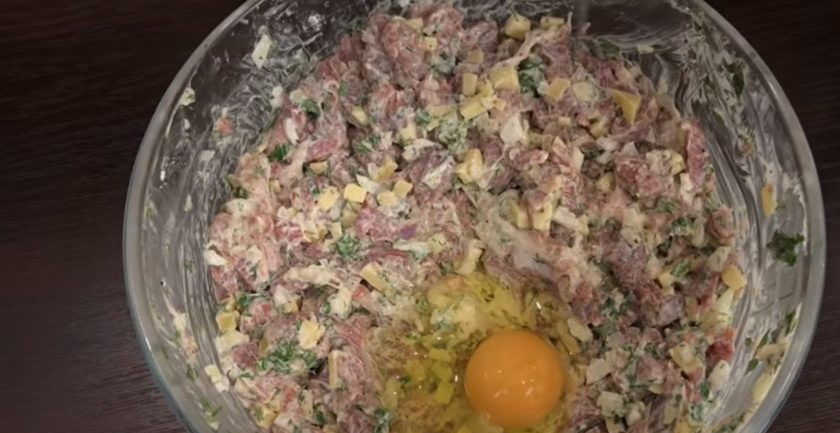 1. Этап. Сочные рубленые котлеты из индейки: 2. Добавьте мелко нарезанную зелень (по желанию). Посолите, поперчите, добавьте чеснок, крахмал и майонез. Хорошо перемешайте фарш до однородности, добавьте яйцо и снова перемешайте.