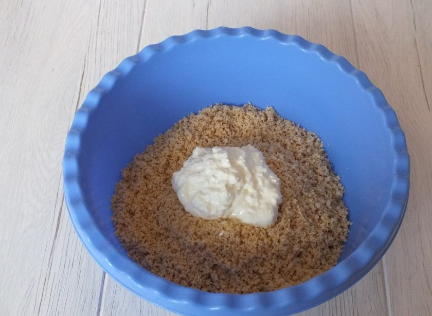 1. Этап. Клубника из вафель: Переложите вафельную крошку в чашу, добавьте сметану.