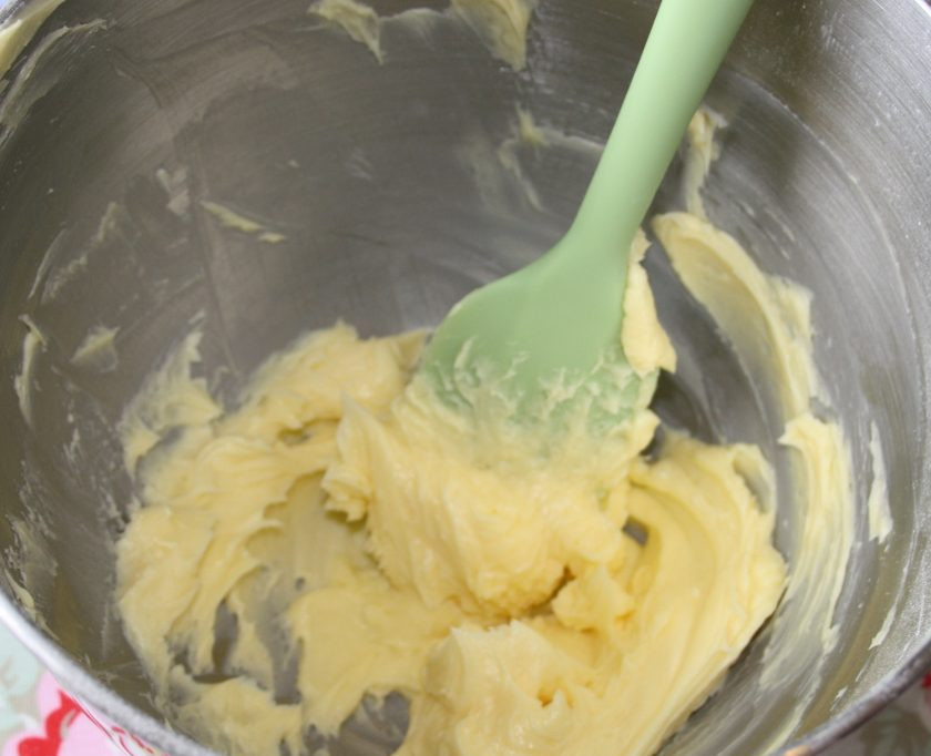 1. Этап. Печенье Венское: 1. В чашу миксера выложите размягченное сливочное масло, взбейте его немного и добавьте к нему сахарную пудру, взбивайте до образования бледного цвета.