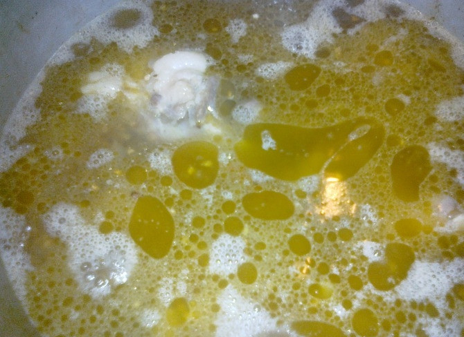 1. Этап. Плов из гречки: Заливаем в казан кипяток. Количество определяем на глаз - вода должна быть выше уровня гречки примерно на полтора-два сантиметра. Накрываем крышкой и уменьшаем огонь под казаном на минимум. Через полтора часа можно смотреть что получилось:)