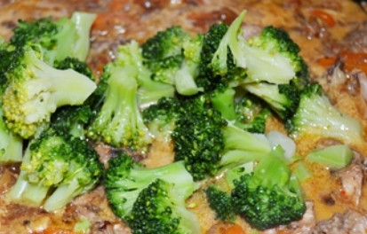 1. Этап. Кролик, тушенный в вине с овощами: Следом отправляем брокколи.