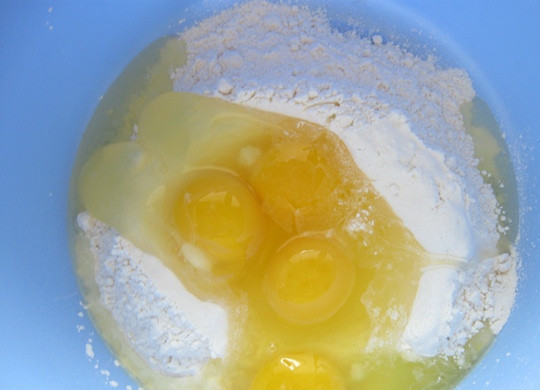 1. Этап. Рулетики из блинчиков с начинкой: 2. Вбить яйца и слегка перемешать.