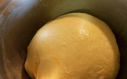 1. Этап. Булочка с повидлом: 4. Вымешивайте тесто не менее 10 минут, чтобы оно было мягким и воздушным. Выложите в мисочку, накройте чистым полотенцем или пленкой и оставьте в тепле подходить.