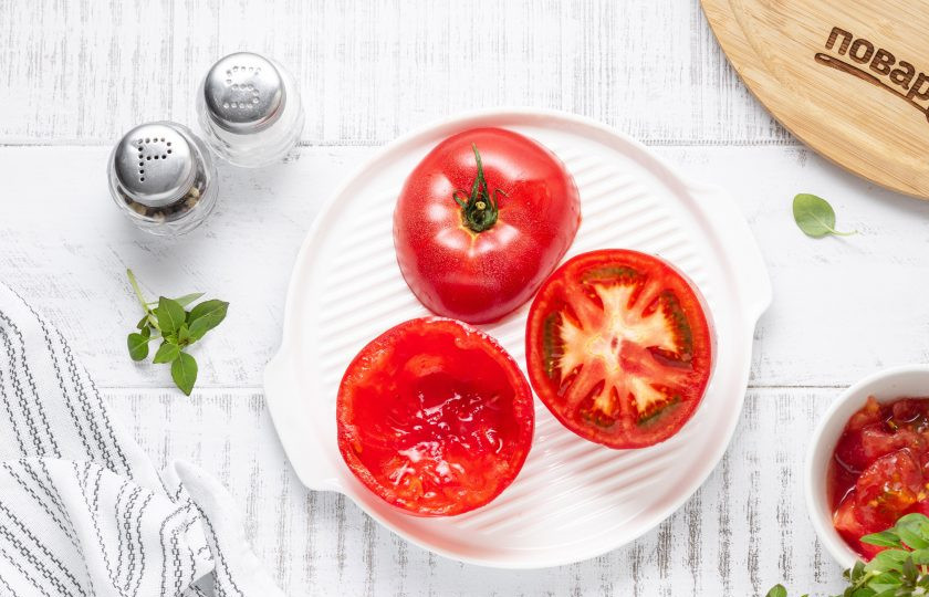 1. Этап. Фаршированные помидоры с киноа: У помидоров срежьте шляпки, ложкой аккуратно удалите мякоть. Мякоть сохраните и мелко порежьте.