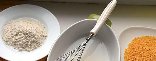 1. Этап. Отбивные из свинины в мультиварке: В одну тарелку засыпаем муку, а в другую - панировочные сухари. В глубокую тарелку вбейте одно яйцо.