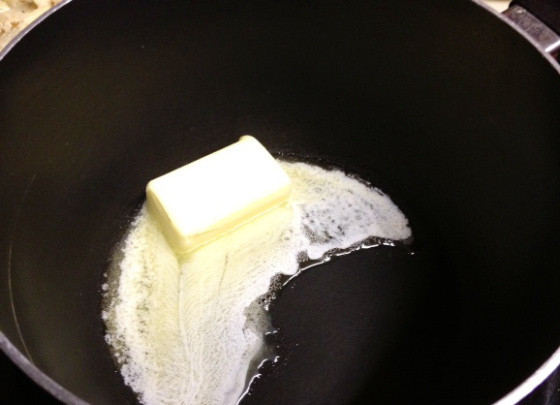 1. Этап. Курица под соусом бешамель: 1. На сковороде с высокими бортами или в сотейнике растопить сливочное масло.