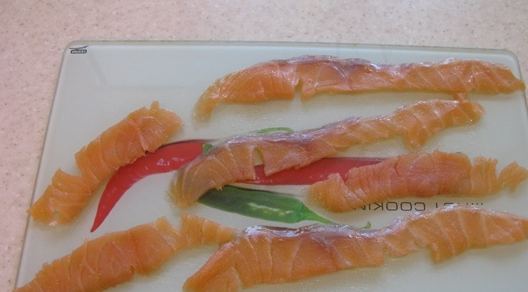 1. Этап. Ролл с лососем: 2. Моем, вытираем насухо бумажным полотенцем и нарезаем огурец тонкими полосками, лосось также нарезаем тонкими полосками.