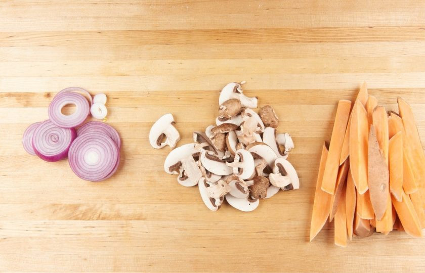 1. Этап. Умами бургер: 1. Подготовьте продукты. Картофель нарежьте дольками. Лук нашинкуйте кольцами. Грибы нарежьте слайсами.