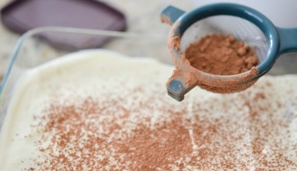 1. Этап. Тирамису классический итальянский: 6. Поверх крема снова уложите «Савоярди» и оставшийся крем, украсьте какао порошком и отправьте в холодильник на 6 часов.