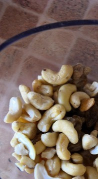 1. Этап. Смузи-боул с персиками: Изюм и кешью хорошо промыть. Вмешать в кефирную смесь.