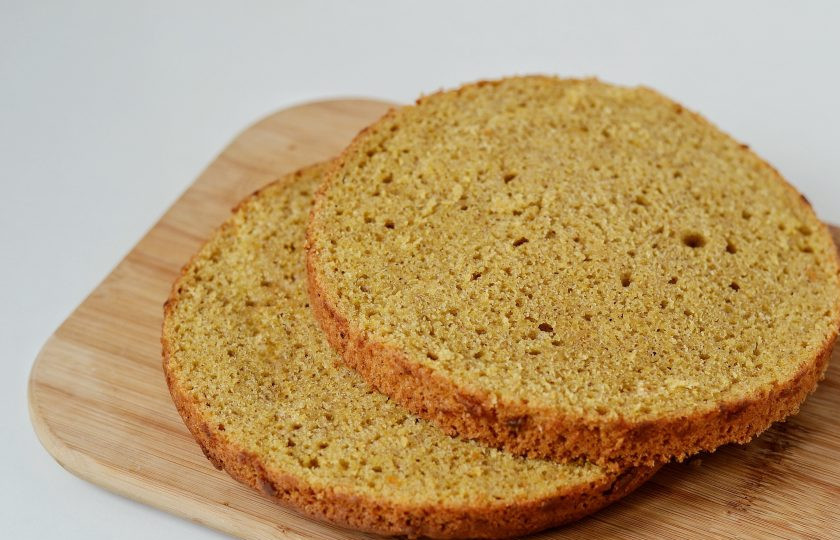 1. Этап. Постный морковный торт: Разрежьте корж пополам.