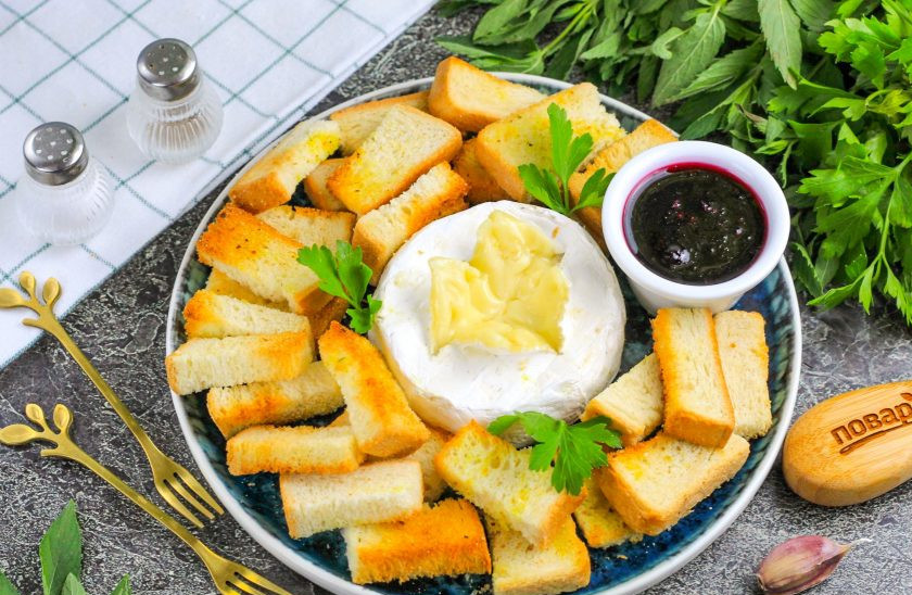 1. Этап. Сыр в аэрогриле: Активируйте на табло техники 160 градусов и запеките все 10 минут. Время запекания зависит от мощности вашей техники. В любом случае через 5 минут проверьте готовность блюда и запеките дальше. После чего выложите сухарики и сыр на тарелку и подайте к столу горячими. Приятного вам аппетита!