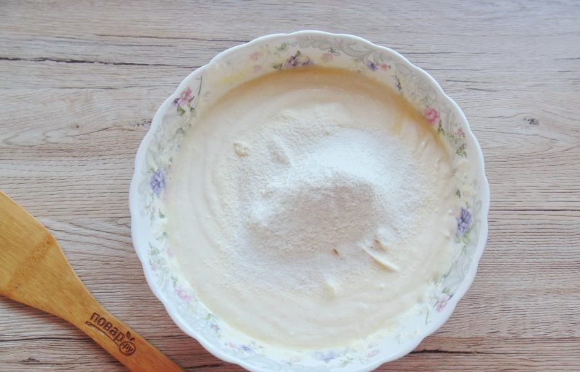 1. Этап. Творожная запеканка с вяленой вишней: Добавьте в творожную массу муку и перемешайте.