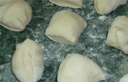 1. Этап. Пирожки из бездрожжевого теста: Делим тесто на порции и готовим лепешки, на них выкладываем творожную начинку.
