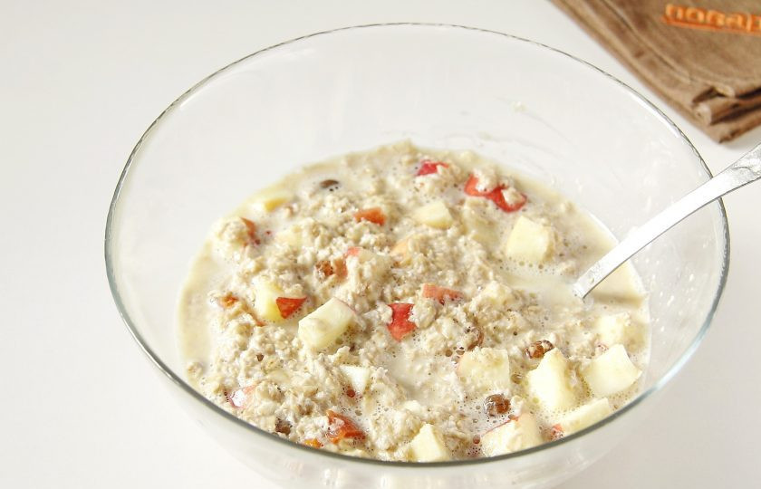 1. Этап. Овсяная запеканка с яблоком: Хорошо все перемешайте.