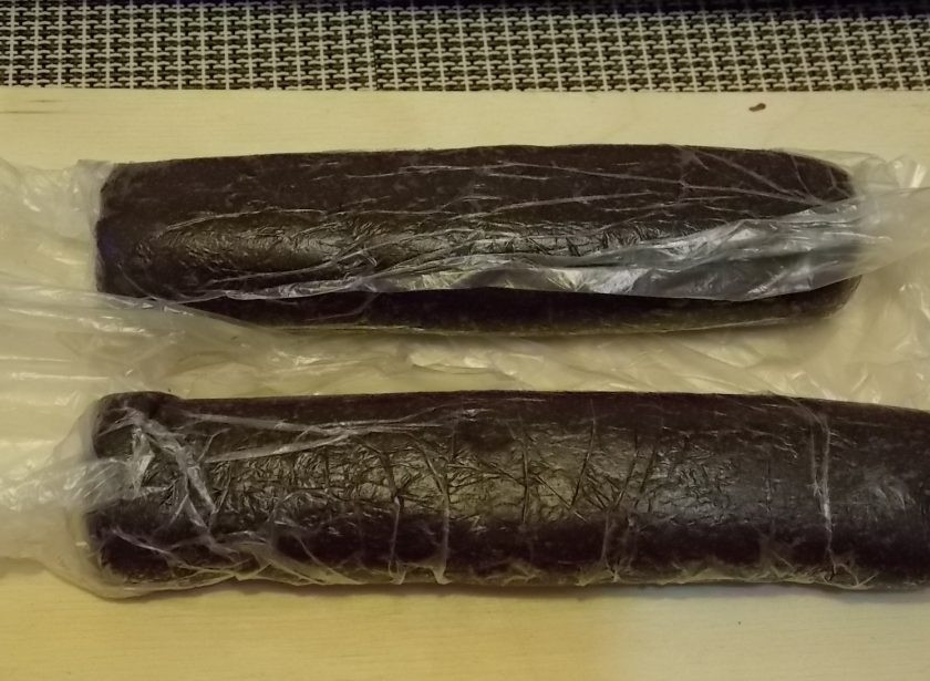 1. Этап. Шоколадное печенье Вафли: Разделите тесто пополам, сформируйте из них колбаски. Заверните в полиэтилен и уберите в холодильник на 1 час.