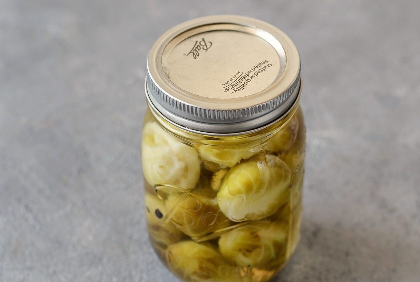 1. Этап. Брюссельская капуста на зиму: Залейте горячим маринадом брюссельскую капусту. Закатайте банки и оставьте в темном прохладном месте.