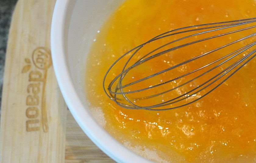 1. Этап. Кекс с черешней: 1. Яйца взбейте с сахаром.