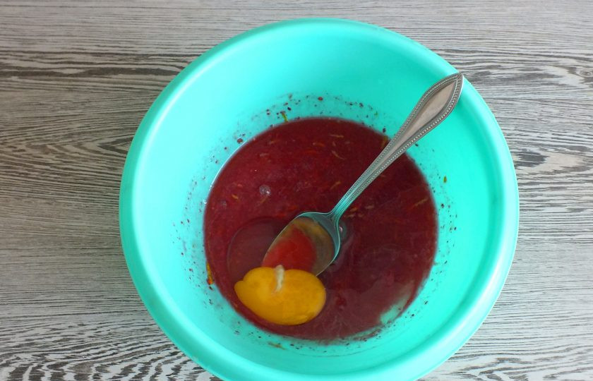 1. Этап. Малиновый пудинг: Добавьте яйцо и белок. Перемешайте.