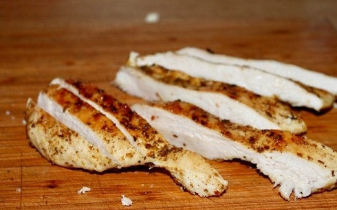 1. Этап. Салат с фасолью красной: Остывшее куриное филе нарежем кубиками.