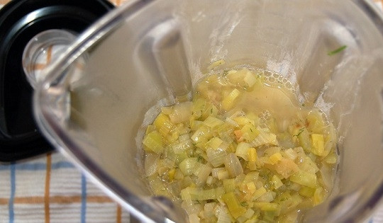 1. Этап. Суп с пореем и картофелем: 4. Обжаренные овощи выложите в чашу блендера. Добавьте чуть бульона и взбейте. Переложить овощи в кастрюлю. Добавьте еще по вкусу соль при необходимости, перец. Проварите несколько минут до полной готовности и подавайте суп с пореем и картофелем к столу.