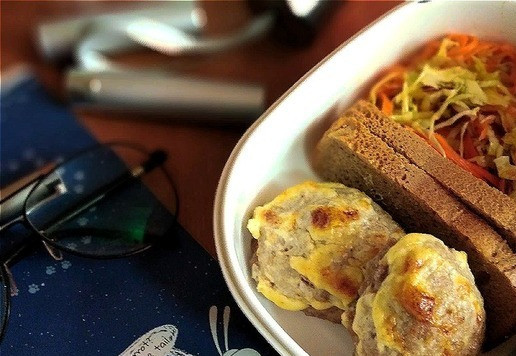 1. Этап. Запечённые котлеты из индейки с кориандром: Возьмём их на перекус. К ним я ещё приготовила капустный салат. Морковь, капуста, красный лук, перец болгарский, сахар и соль, заправленные нерафинированным подсолнечным маслом. Сложим всё в ланч-бокс. Котлеты отделим от салата кусочками чёрного хлеба.