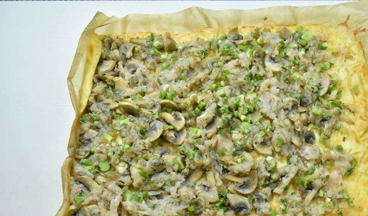 1. Этап. Сырный рулет с индейкой и грибами: Развернуть сырный корж и распределить по всей поверхности подготовленную начинку.