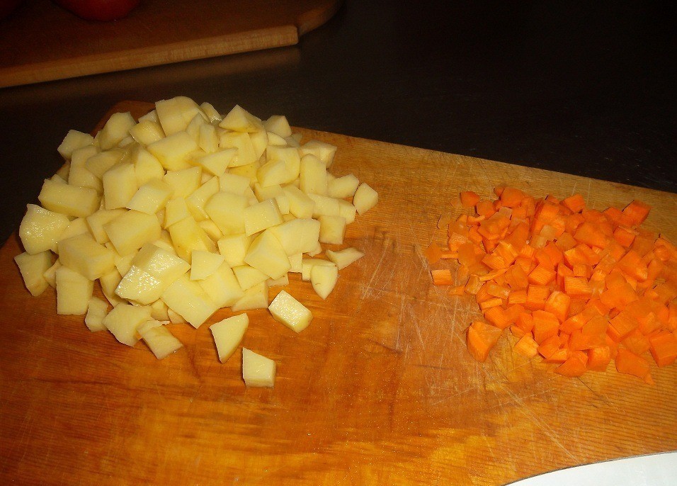 1. Stage. Catfish solyanka with mushrooms: Dice potatoes and carrots.