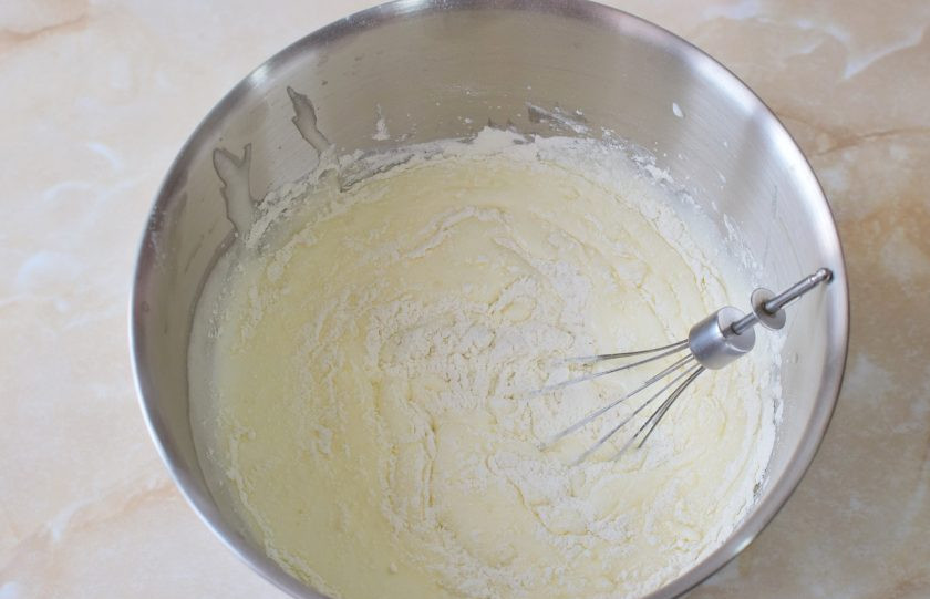 1. Этап. Кекс на сметане с черникой: Постепенно введите муку с содой и щепоткой соли. Предварительно муку необходимо просеять, чтобы насытить её кислородом.